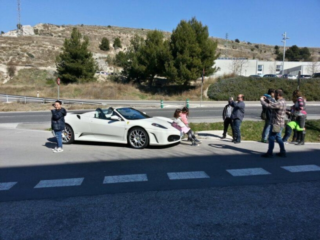 Fotografiandose con el carro de lujo